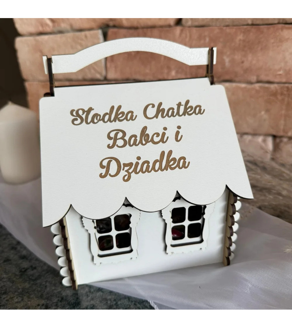 Prezent na Dzień Babci i Dziadka - Słodka Chatka na słodycze z grawerem